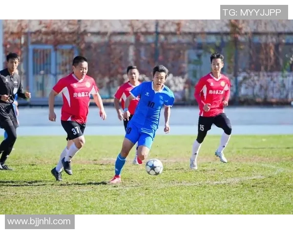 热情似火的足球明星们热血拼搏在绿茵场上展现风采